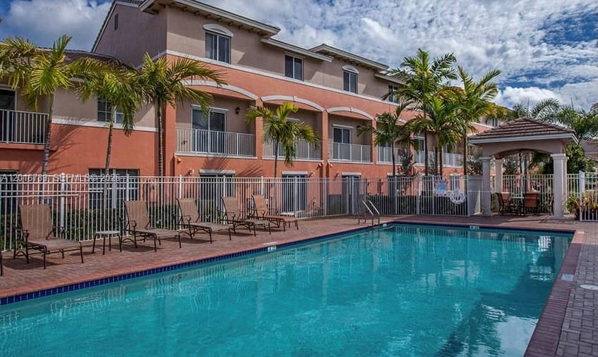 For Rent: $2,500 (3 beds, 3 baths, 1601 Square Feet)