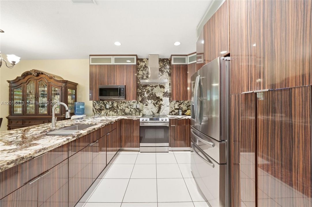 En Venta: $750,000 (6 camas, 4 baños, 3040 Pies cuadrados)