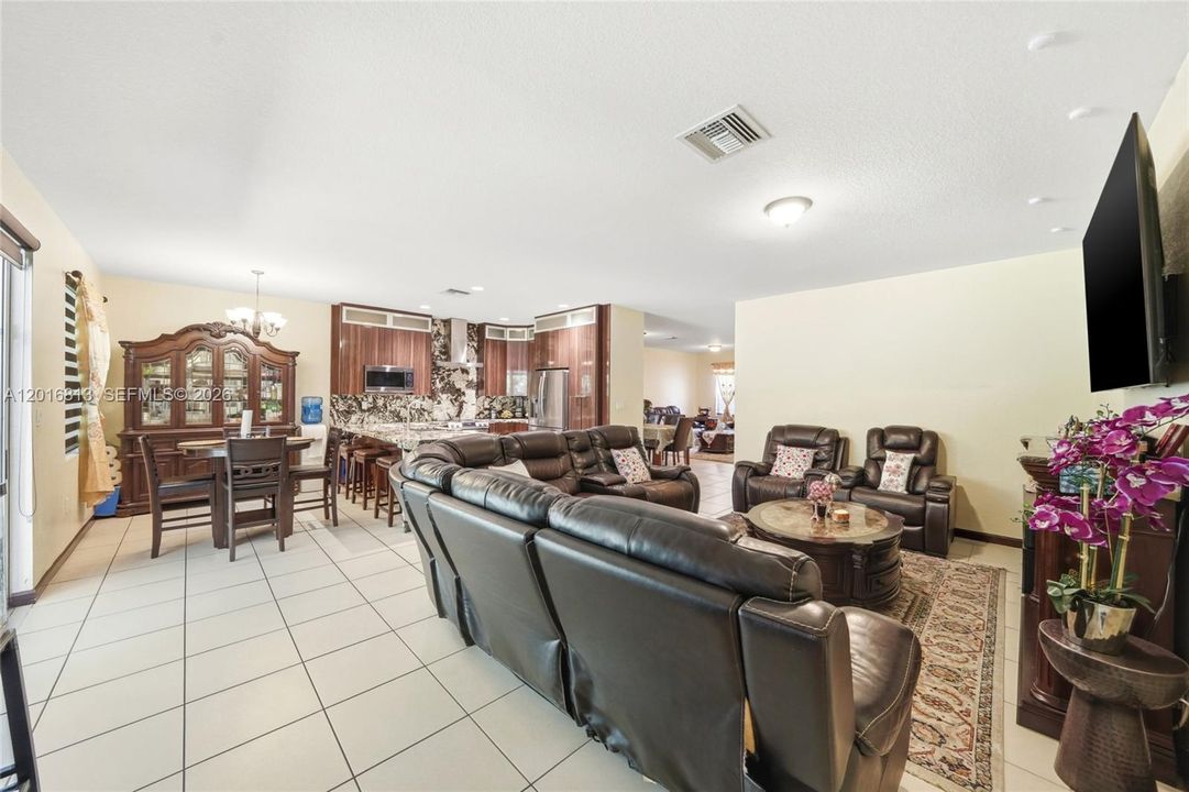 En Venta: $750,000 (6 camas, 4 baños, 3040 Pies cuadrados)