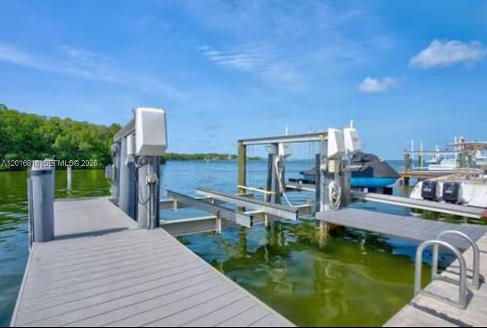 For Sale: $2,100,000 (3 beds, 3 baths, 1619 Square Feet)