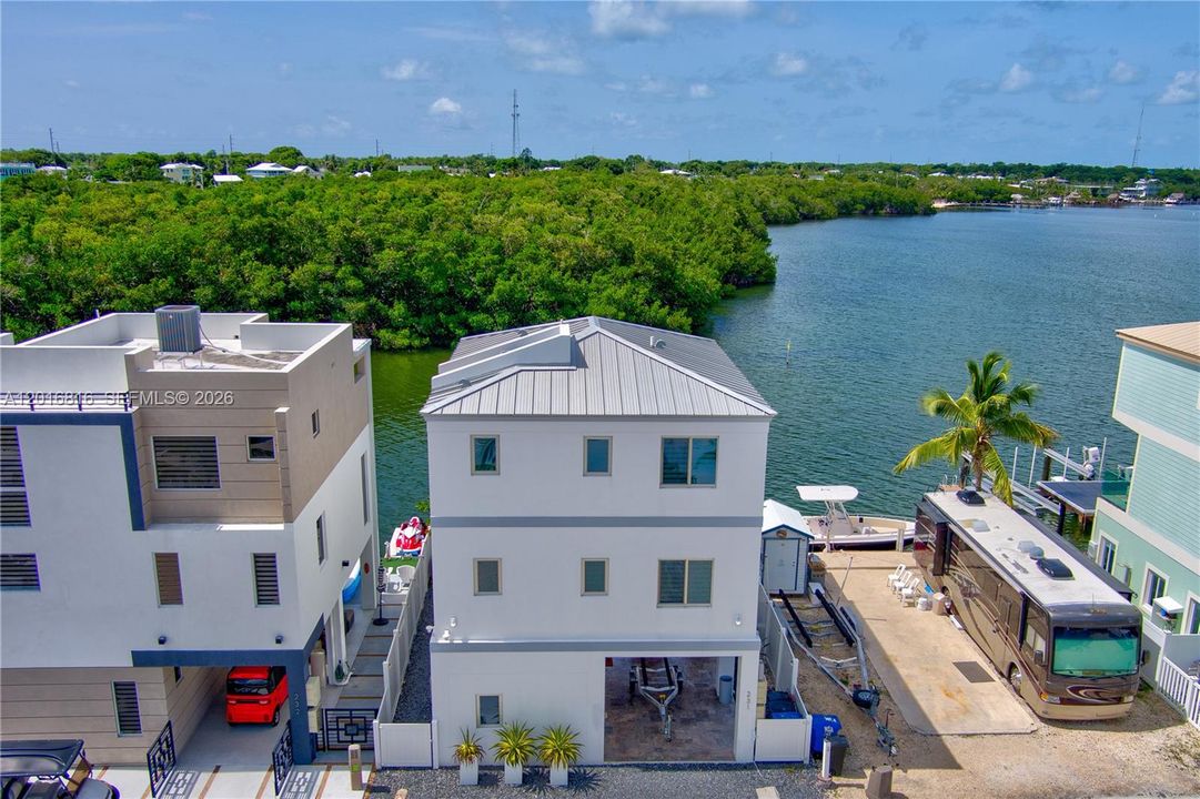 For Sale: $2,100,000 (3 beds, 3 baths, 1619 Square Feet)