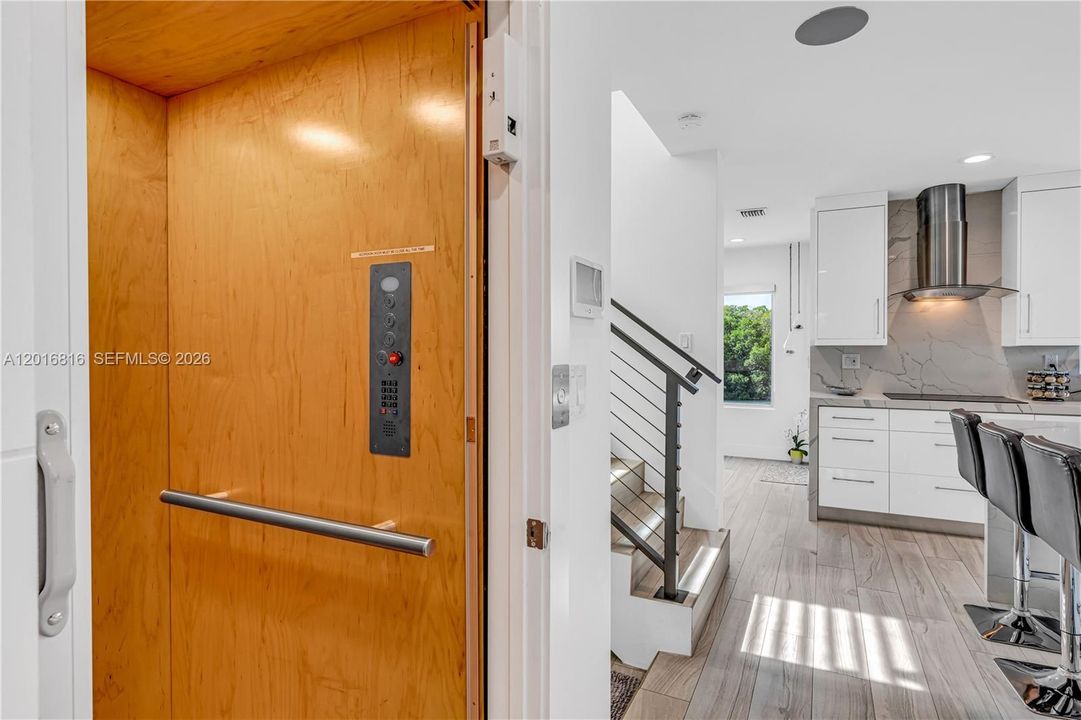 For Sale: $2,100,000 (3 beds, 3 baths, 1619 Square Feet)