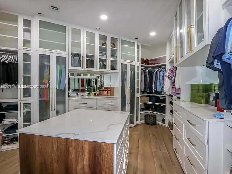 For Sale: $2,994,900 (5 beds, 7 baths, 5664 Square Feet)