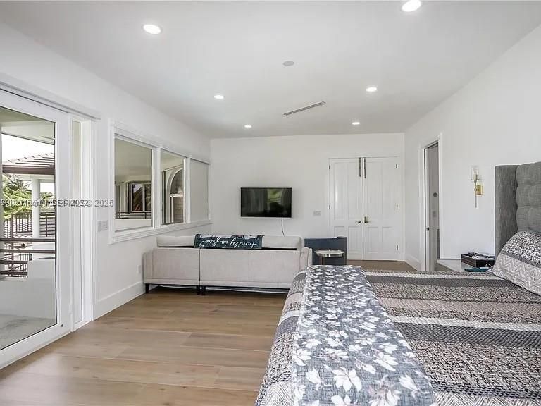 For Sale: $2,994,900 (5 beds, 7 baths, 5664 Square Feet)