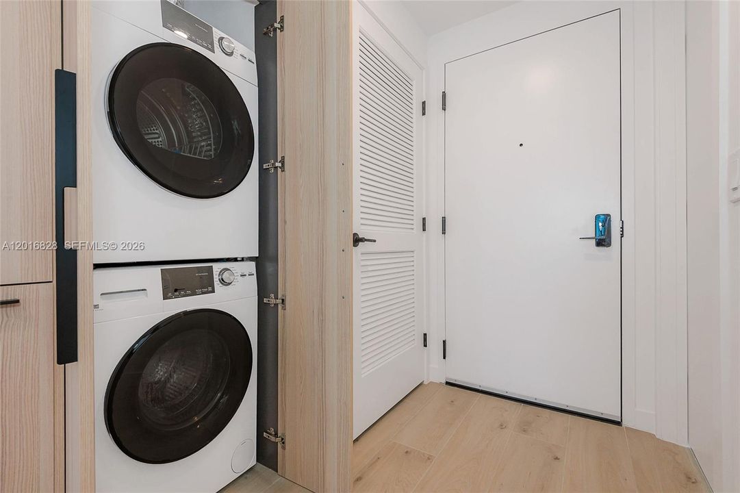 En Venta: $999,000 (2 camas, 2 baños, 696 Pies cuadrados)