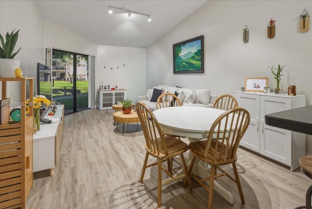 На продажу: $219,900 (1 спален, 1 ванн, 744 Квадратных фут)
