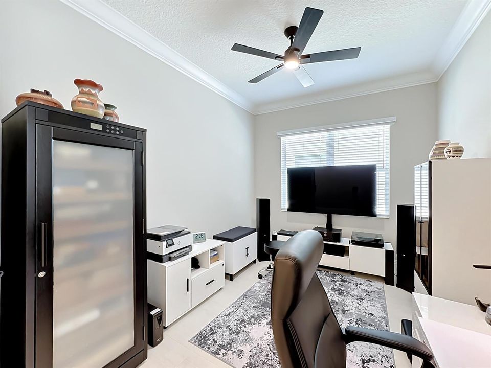 9244 SW Pinnacle Office Den