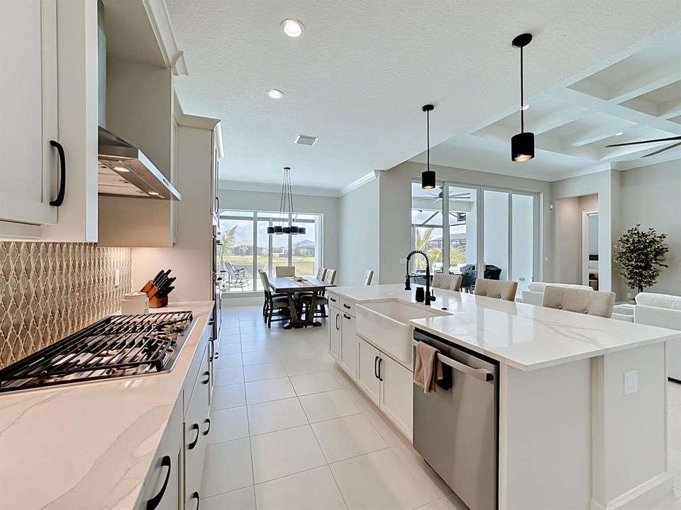9244 SW Pinnacle Island Dining