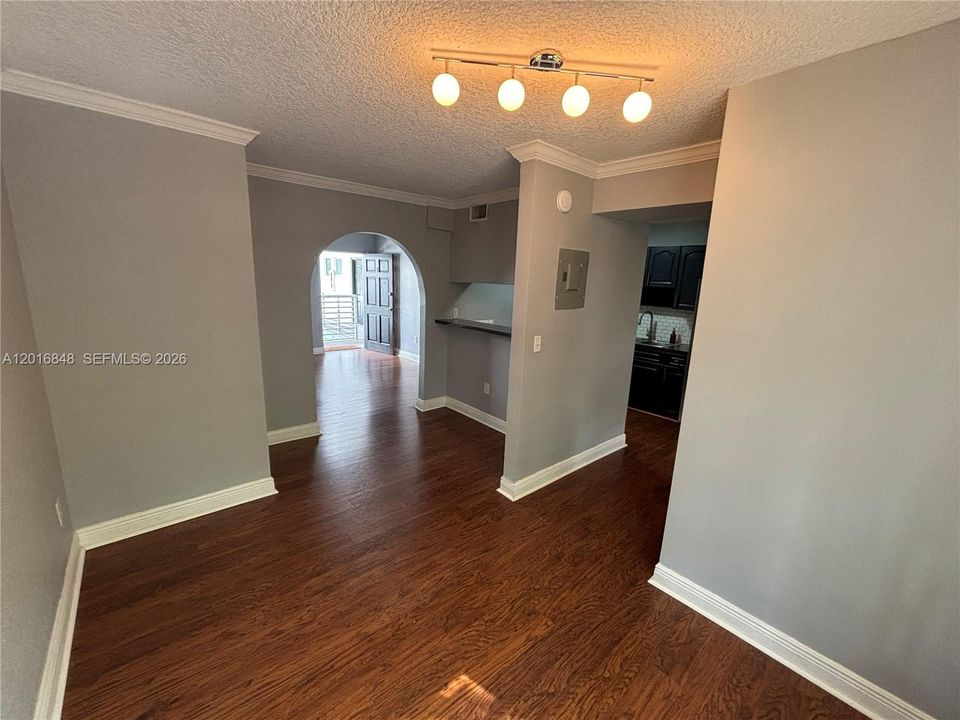Activo con contrato: $2,895 (2 camas, 1 baños, 1048 Pies cuadrados)