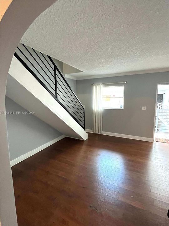 Activo con contrato: $2,895 (2 camas, 1 baños, 1048 Pies cuadrados)