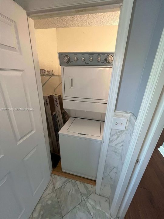 Activo con contrato: $2,895 (2 camas, 1 baños, 1048 Pies cuadrados)