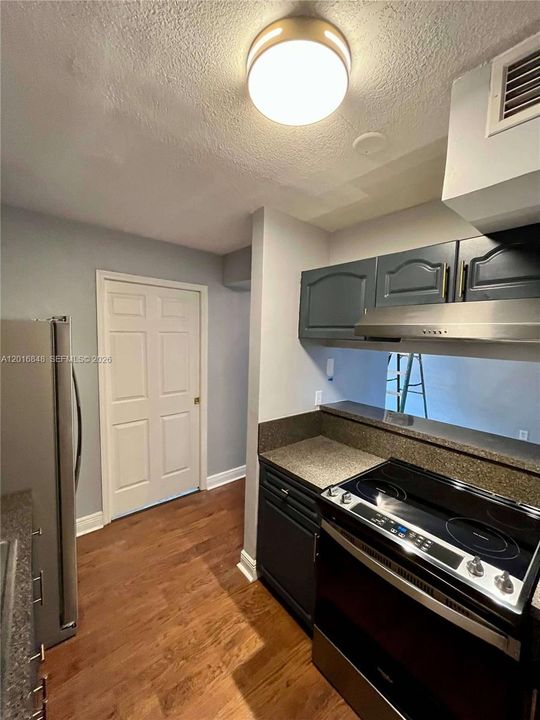 Activo con contrato: $2,895 (2 camas, 1 baños, 1048 Pies cuadrados)