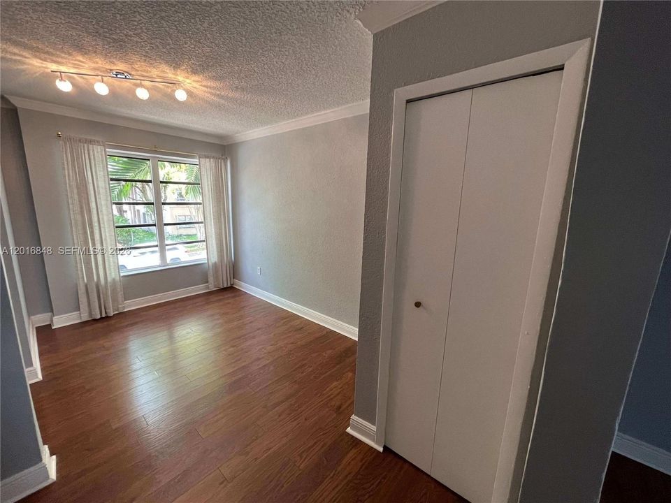 Activo con contrato: $2,895 (2 camas, 1 baños, 1048 Pies cuadrados)