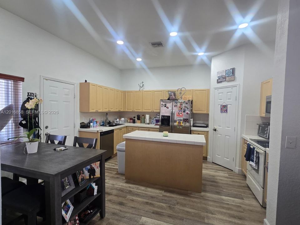 For Sale: $375,000 (3 beds, 2 baths, 1670 Square Feet)