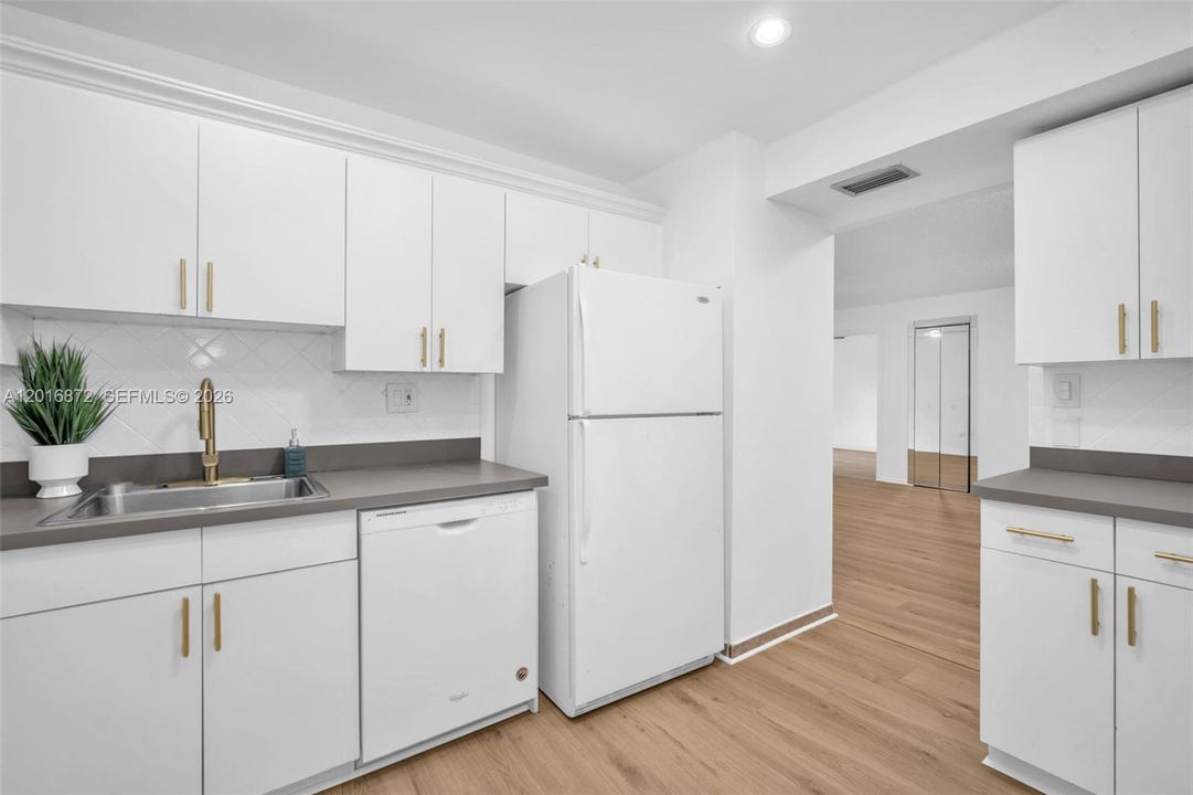 For Sale: $115,000 (2 beds, 2 baths, 1160 Square Feet)