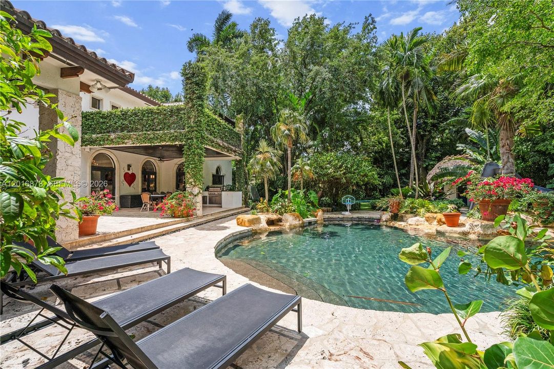 For Sale: $8,395,000 (6 beds, 6 baths, 6045 Square Feet)