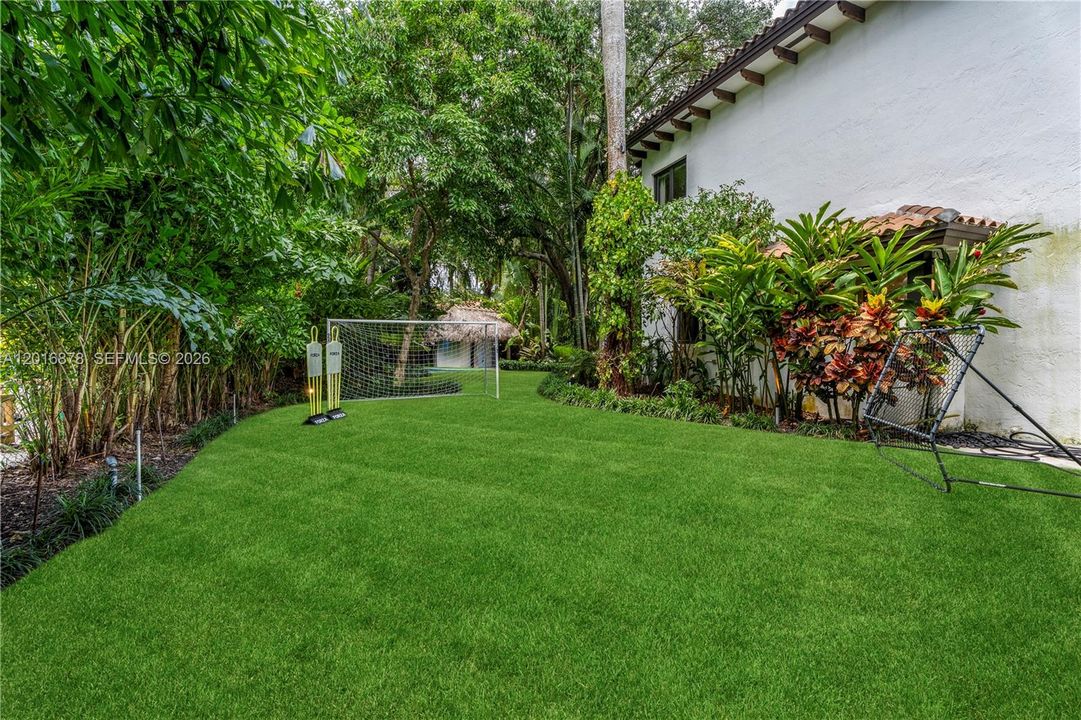 For Sale: $8,395,000 (6 beds, 6 baths, 6045 Square Feet)