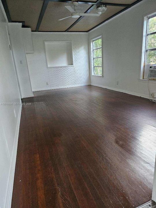 For Rent: $2,700 (3 beds, 1 baths, 926 Square Feet)