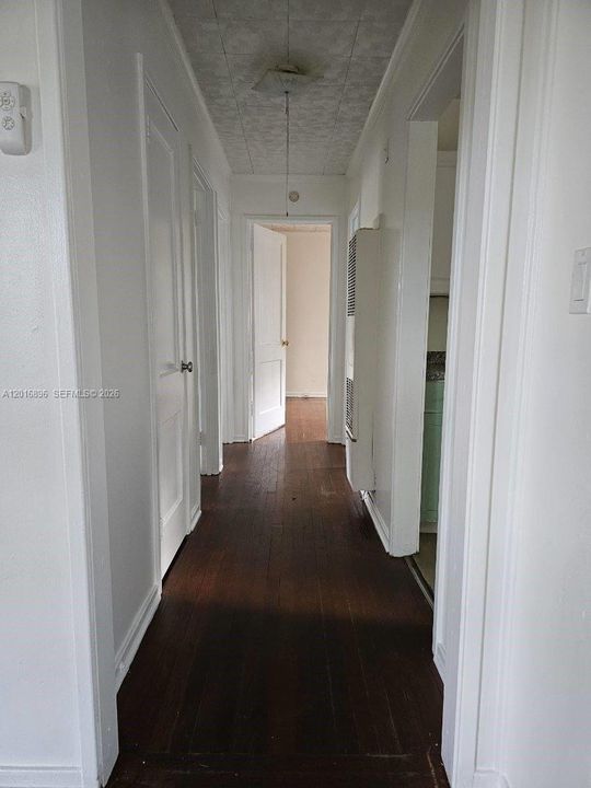 For Rent: $2,700 (3 beds, 1 baths, 926 Square Feet)
