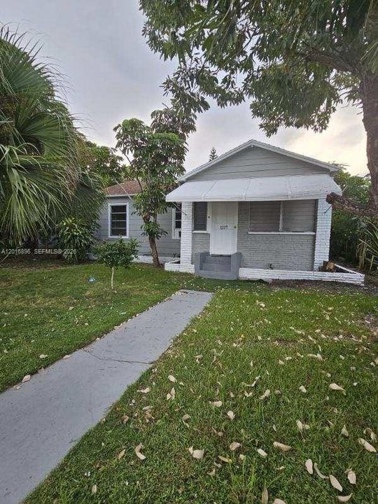 For Rent: $2,700 (3 beds, 1 baths, 926 Square Feet)