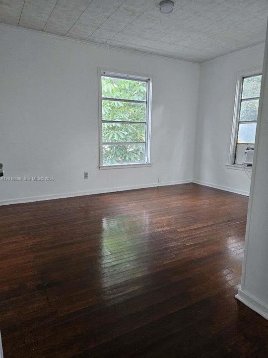 For Rent: $2,700 (3 beds, 1 baths, 926 Square Feet)