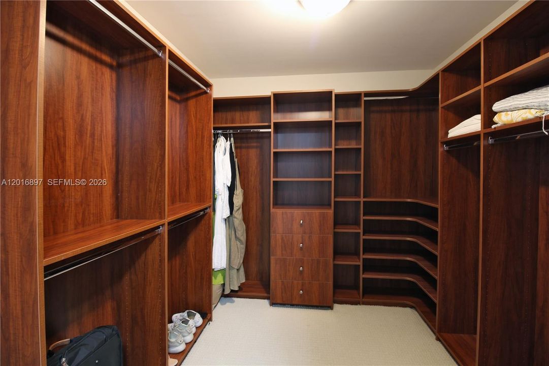 Activo con contrato: $4,400 (2 camas, 2 baños, 1510 Pies cuadrados)