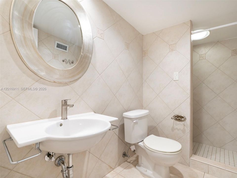 Activo con contrato: $10,000 (5 camas, 4 baños, 2925 Pies cuadrados)