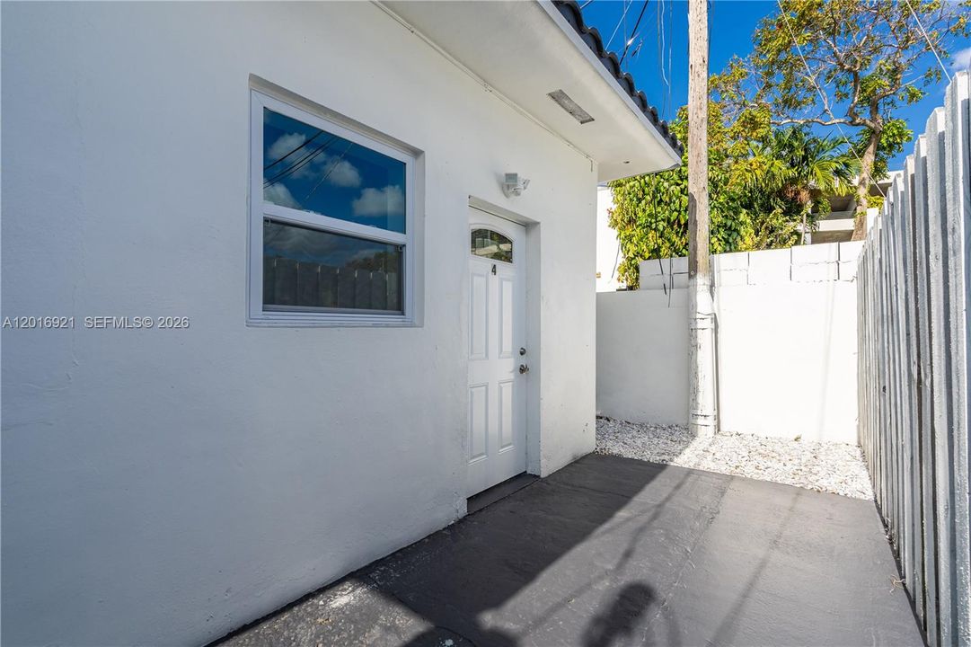 Activo con contrato: $1,599 (1 camas, 1 baños, 2300 Pies cuadrados)