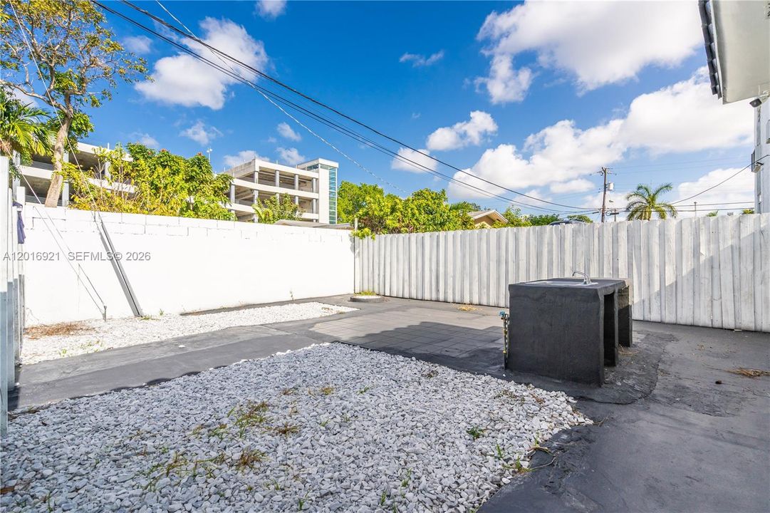 Activo con contrato: $1,599 (1 camas, 1 baños, 2300 Pies cuadrados)