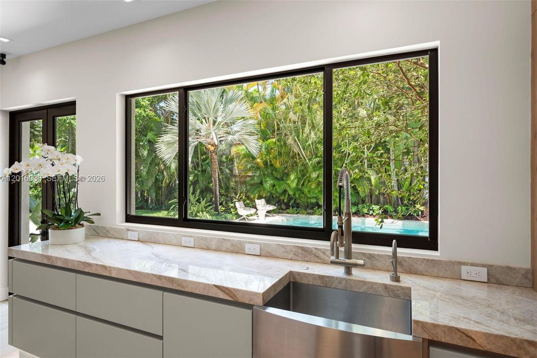 合同活跃: $7,250,000 (4 贝兹, 4 浴室, 3243 平方英尺)