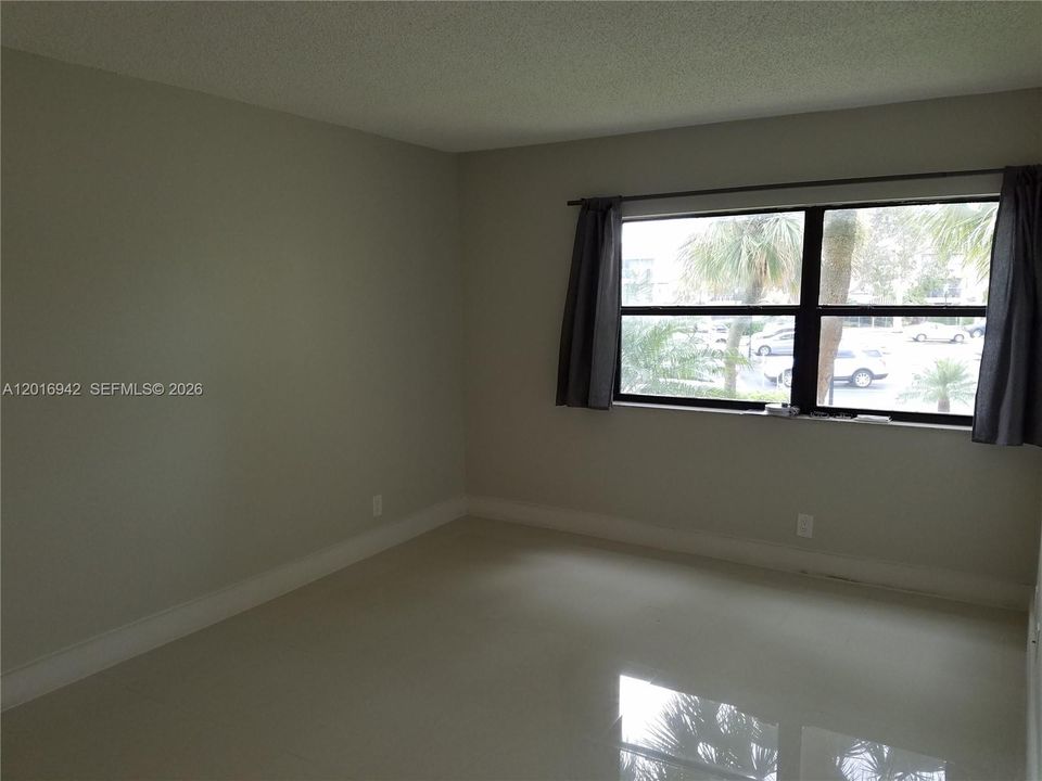 For Rent: $1,950 (1 beds, 1 baths, 744 Square Feet)