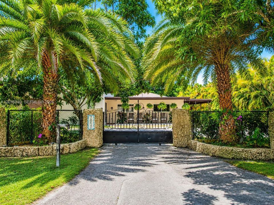 For Sale: $3,475,000 (6 beds, 6 baths, 4553 Square Feet)