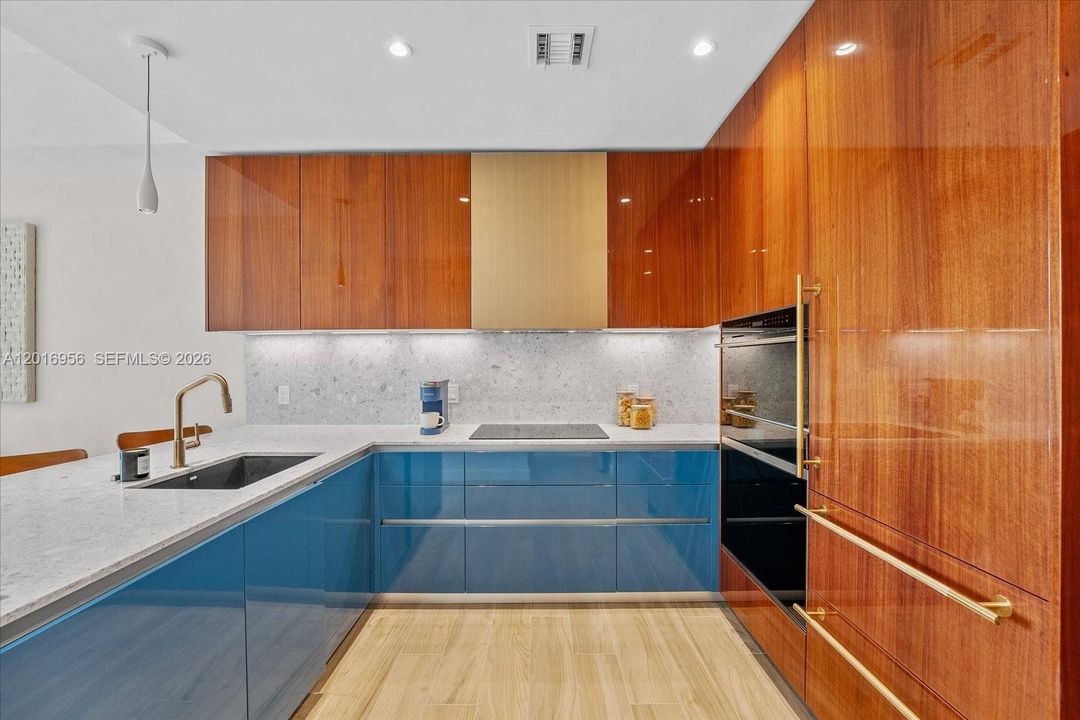 For Sale: $910,000 (1 beds, 1 baths, 565 Square Feet)