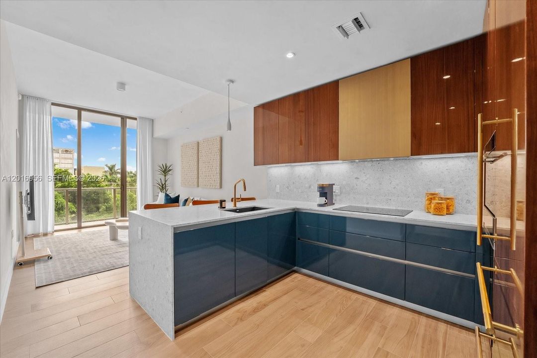 For Sale: $910,000 (1 beds, 1 baths, 565 Square Feet)