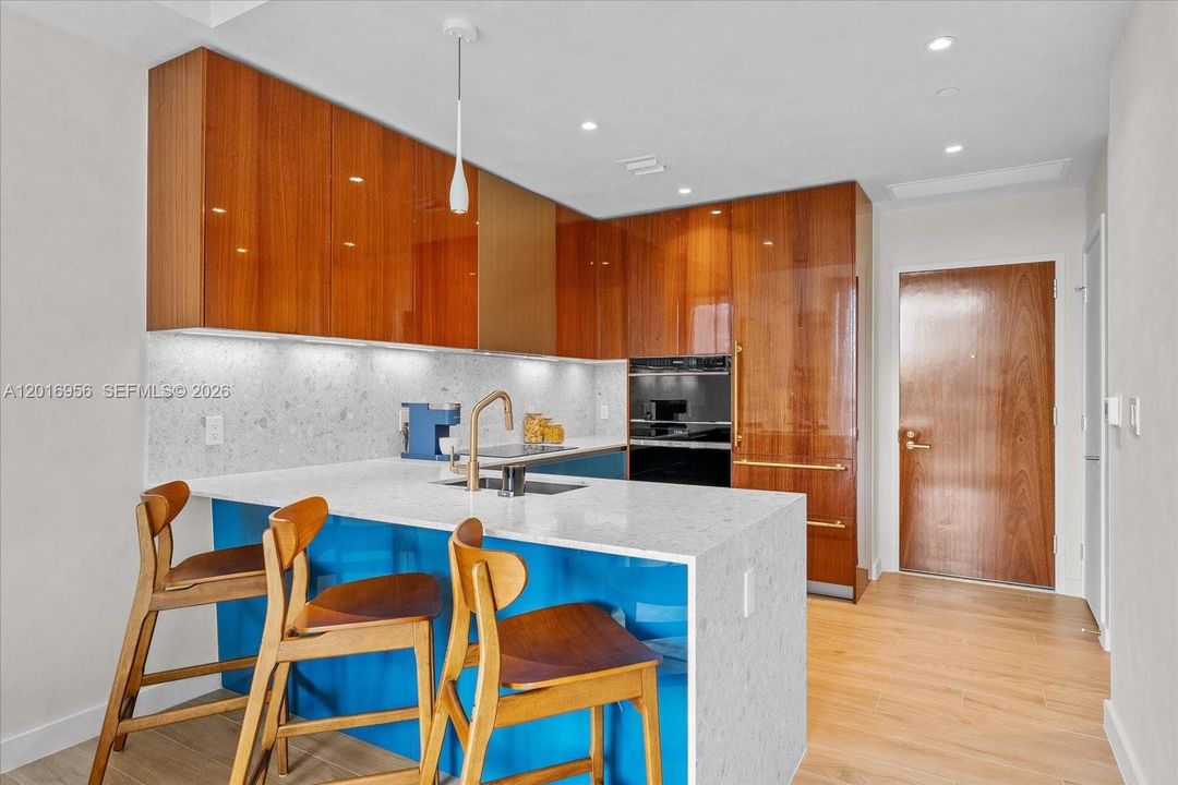 For Sale: $910,000 (1 beds, 1 baths, 565 Square Feet)