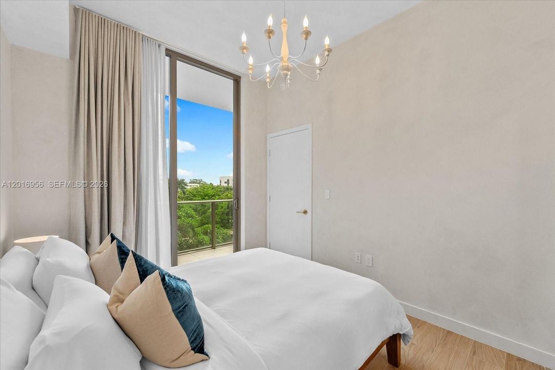 For Sale: $910,000 (1 beds, 1 baths, 565 Square Feet)