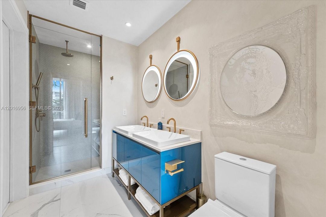 For Sale: $910,000 (1 beds, 1 baths, 565 Square Feet)
