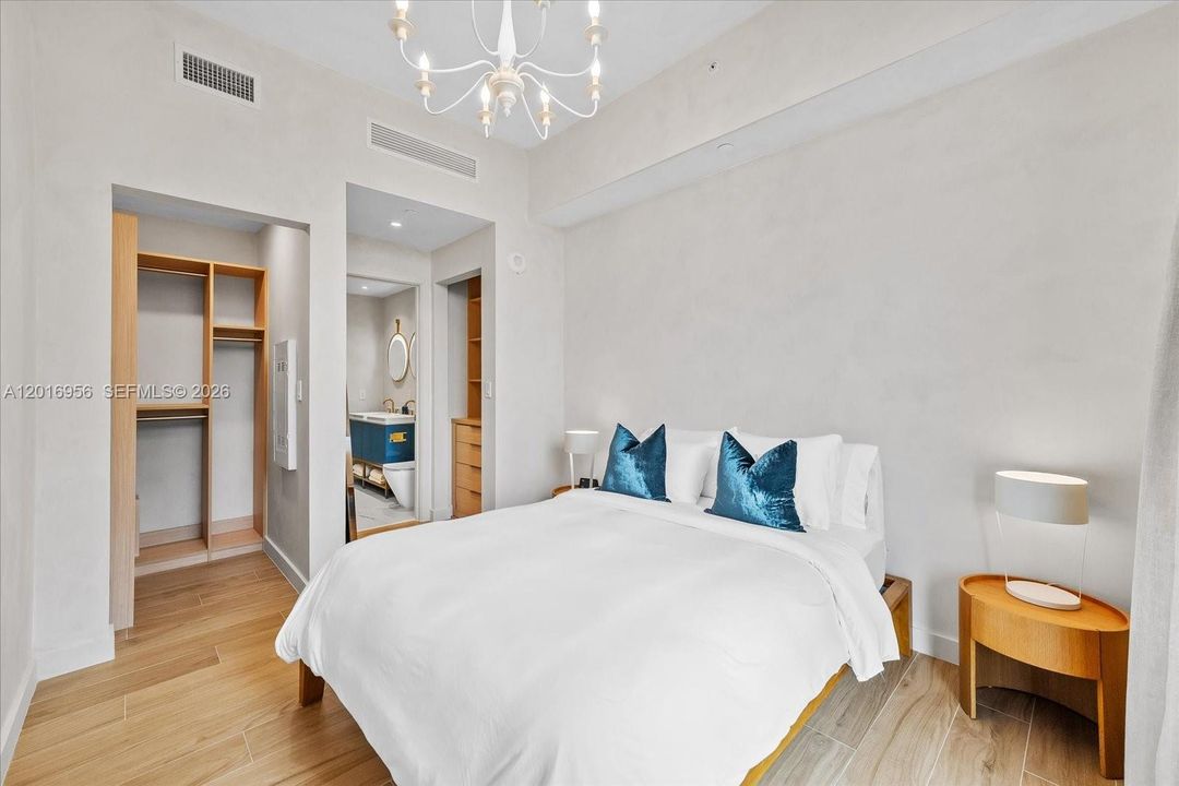 For Sale: $910,000 (1 beds, 1 baths, 565 Square Feet)