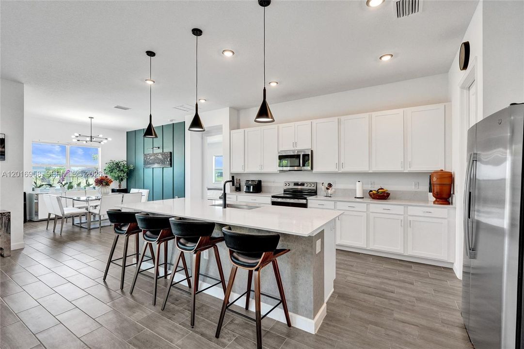 For Sale: $600,000 (3 beds, 3 baths, 2807 Square Feet)