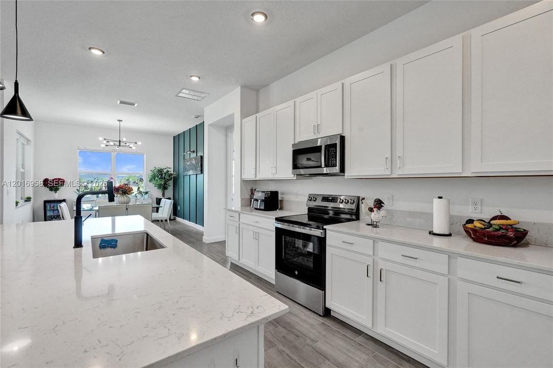 For Sale: $600,000 (3 beds, 3 baths, 2807 Square Feet)