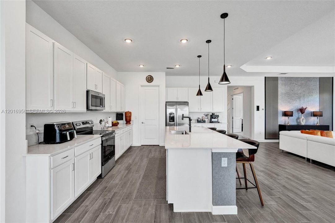 For Sale: $600,000 (3 beds, 3 baths, 2807 Square Feet)