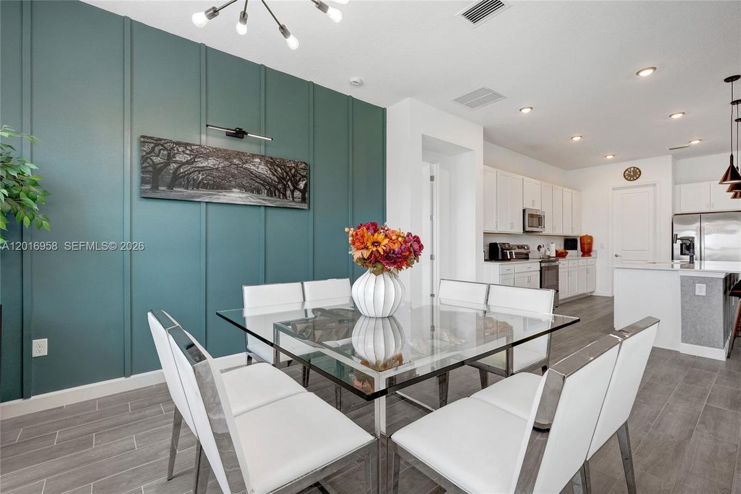 For Sale: $600,000 (3 beds, 3 baths, 2807 Square Feet)