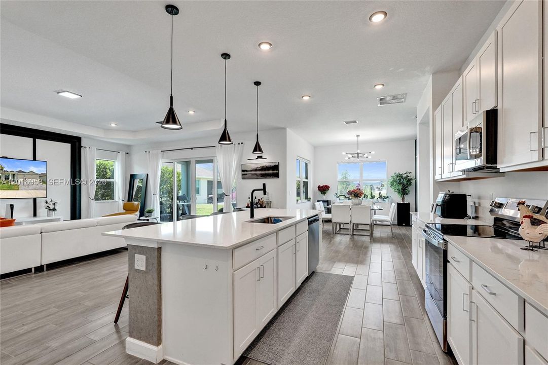For Sale: $600,000 (3 beds, 3 baths, 2807 Square Feet)