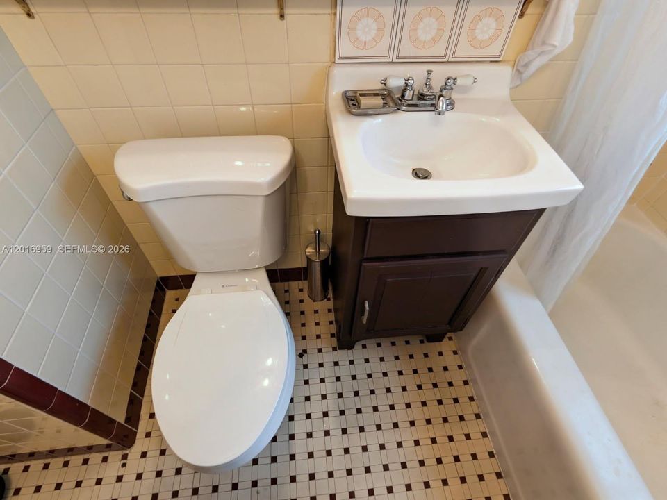 Active With Contract: $399,500 (2 beds, 1 baths, 1288 Square Feet)