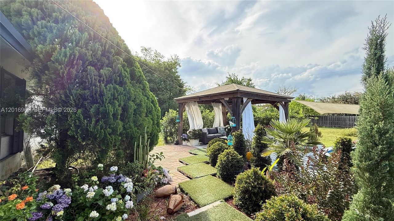For Sale: $724,900 (4 beds, 2 baths, 2219 Square Feet)