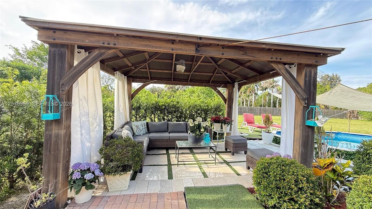 For Sale: $724,900 (4 beds, 2 baths, 2219 Square Feet)