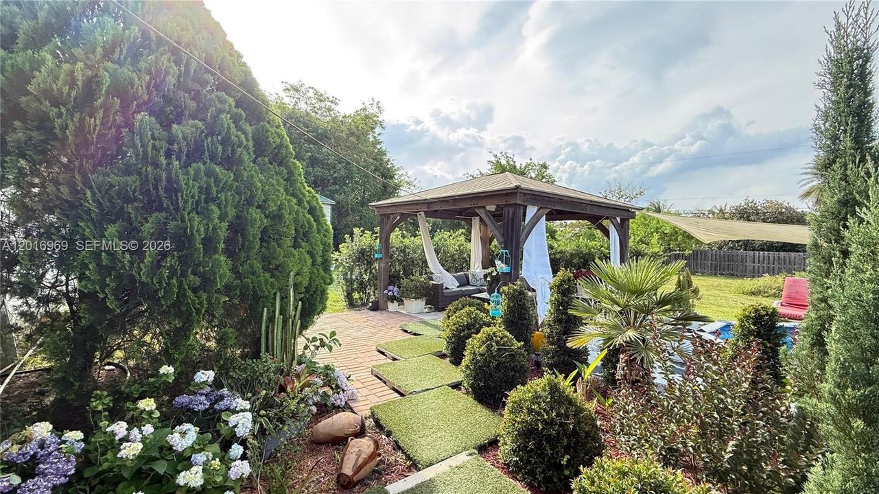 For Sale: $724,900 (4 beds, 2 baths, 2219 Square Feet)