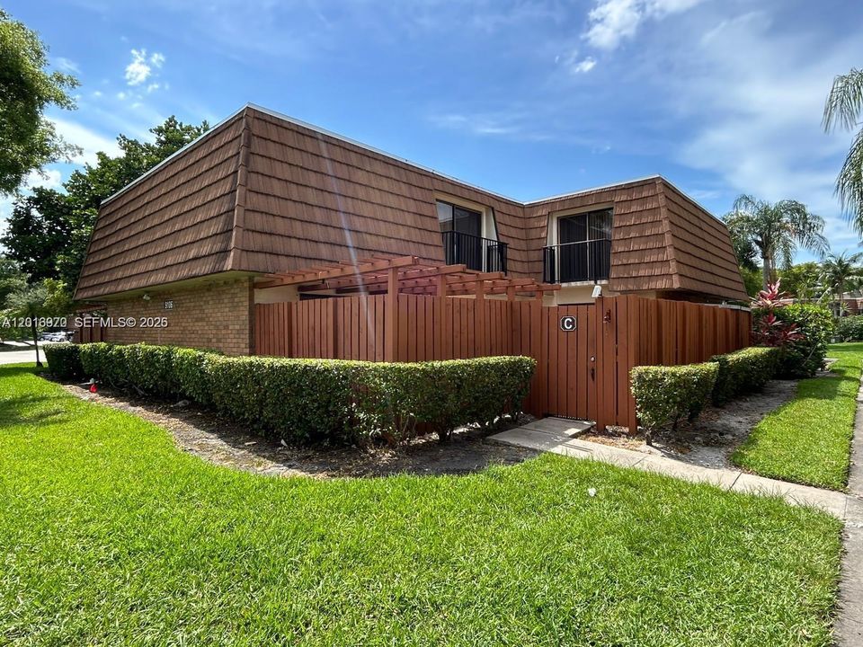 Active With Contract: $2,795 (2 beds, 2 baths, 1488 Square Feet)