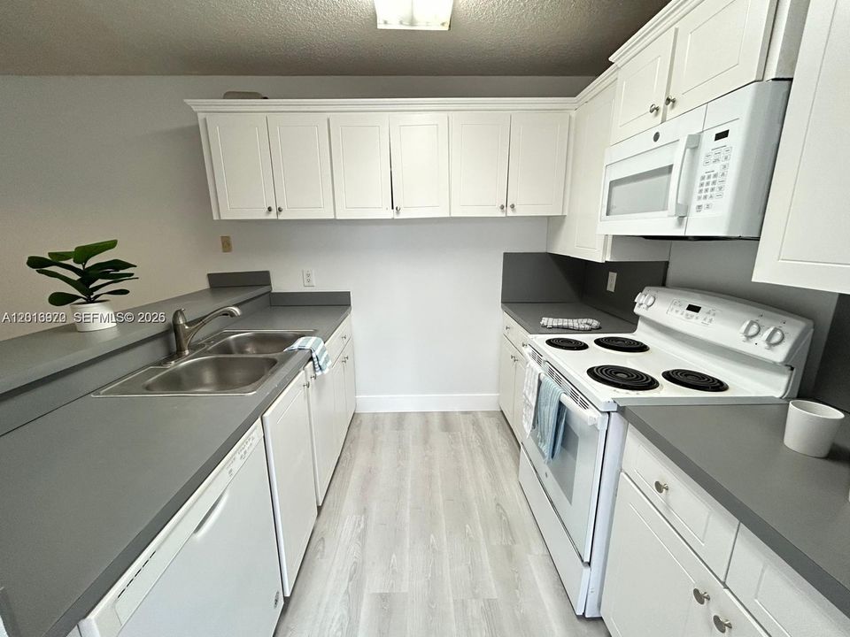 Active With Contract: $2,795 (2 beds, 2 baths, 1488 Square Feet)