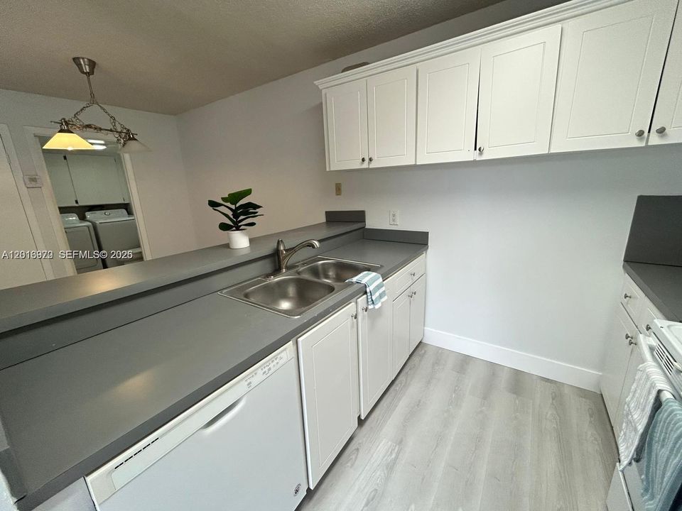 Active With Contract: $2,795 (2 beds, 2 baths, 1488 Square Feet)